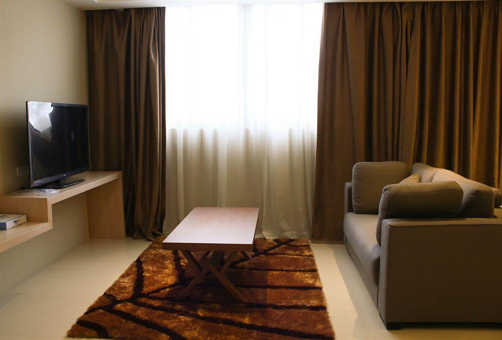 Dela Chambre Hotel Manila Exterior photo