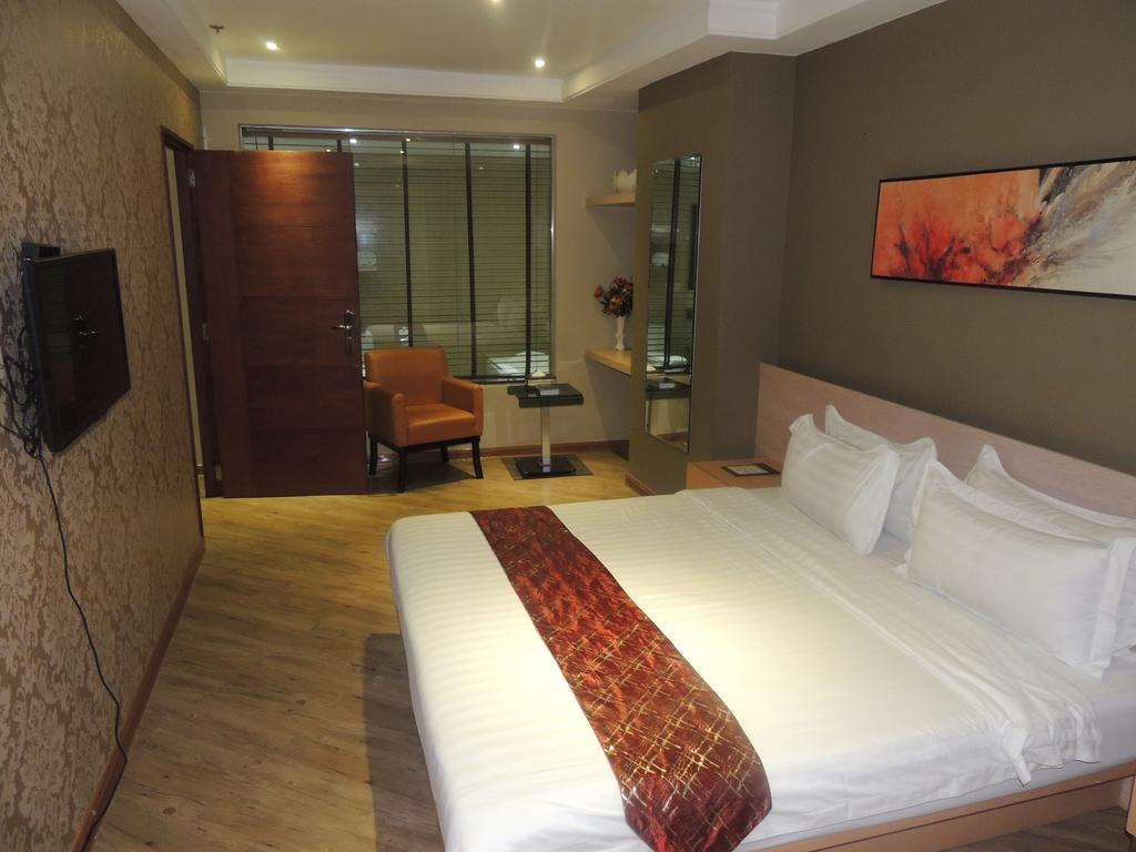 Dela Chambre Hotel Manila Exterior photo