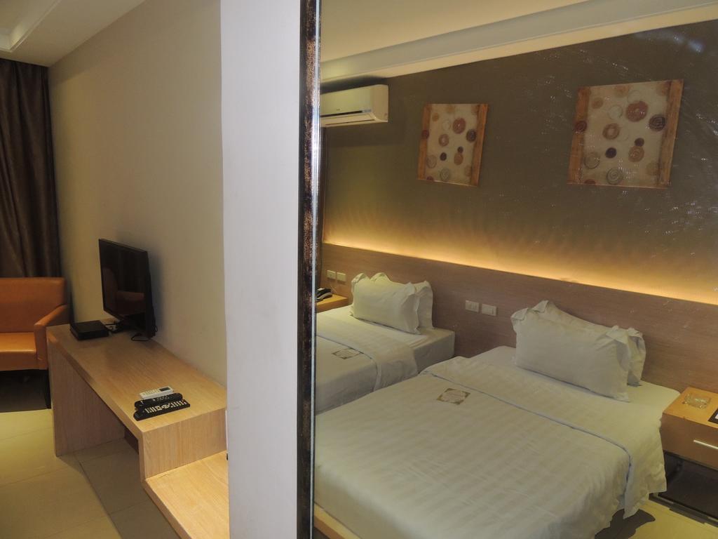 Dela Chambre Hotel Manila Exterior photo